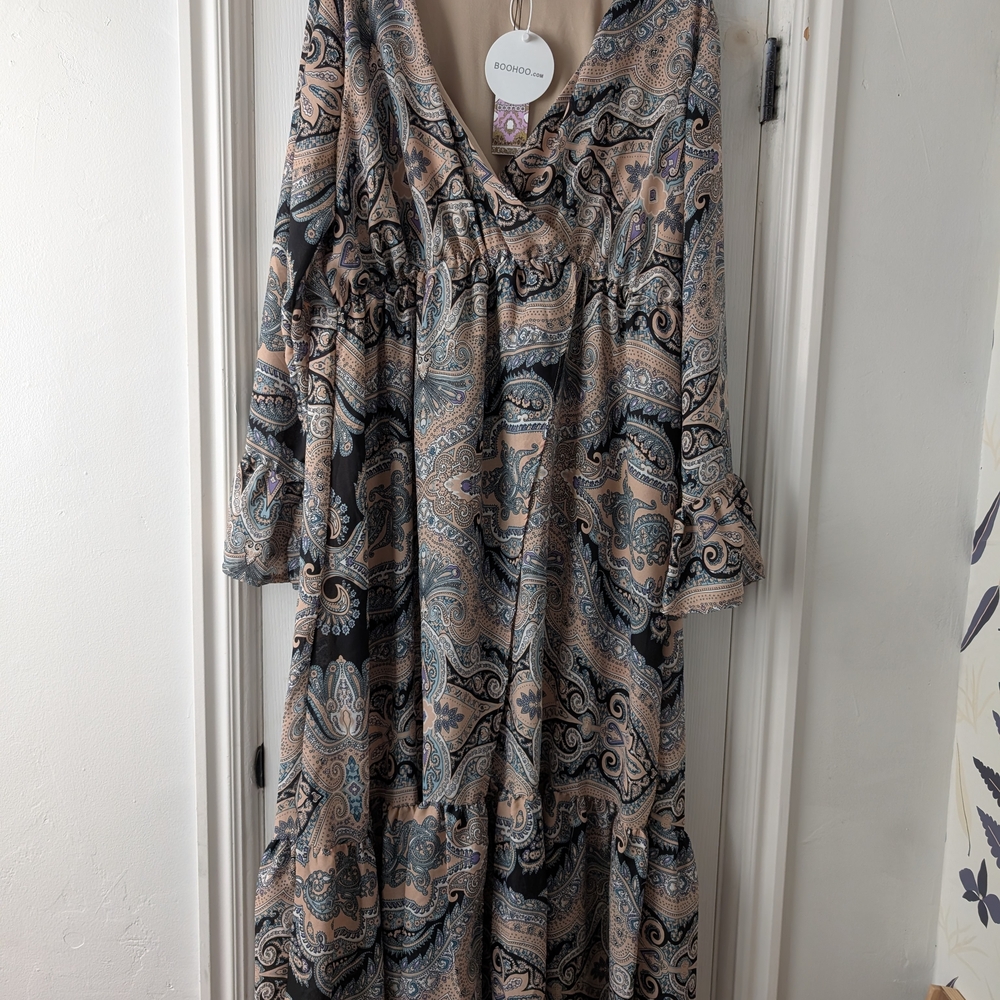 Boohoo Black and Cream V-Neck Sundress with Flowy Sleeves